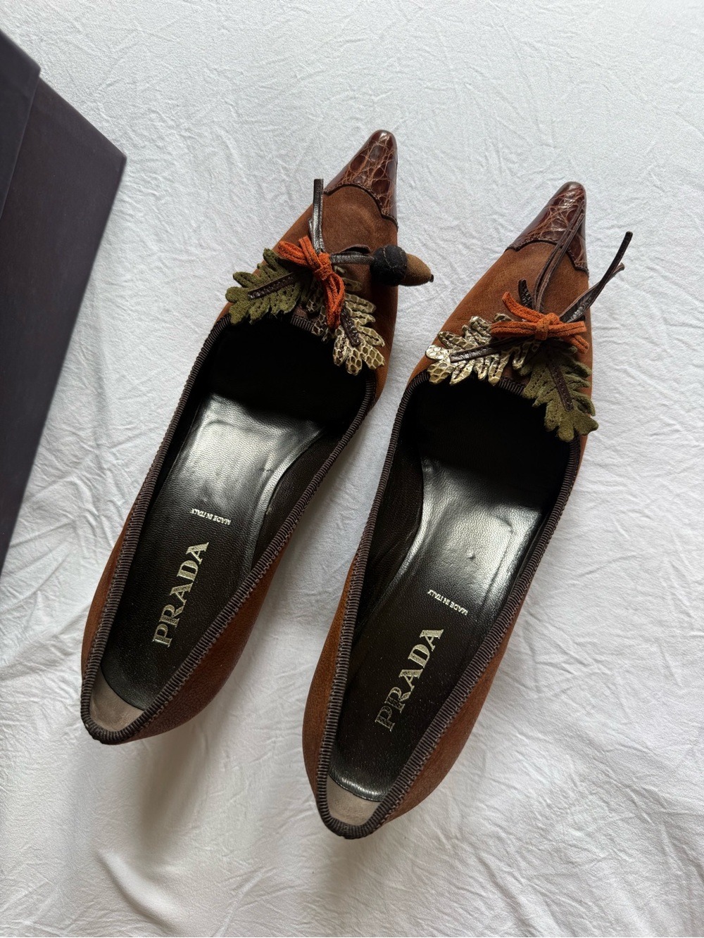 Prada Archive 2000s Brown Leather Pointed toe pumps on kitten heel. Leaf/acorn